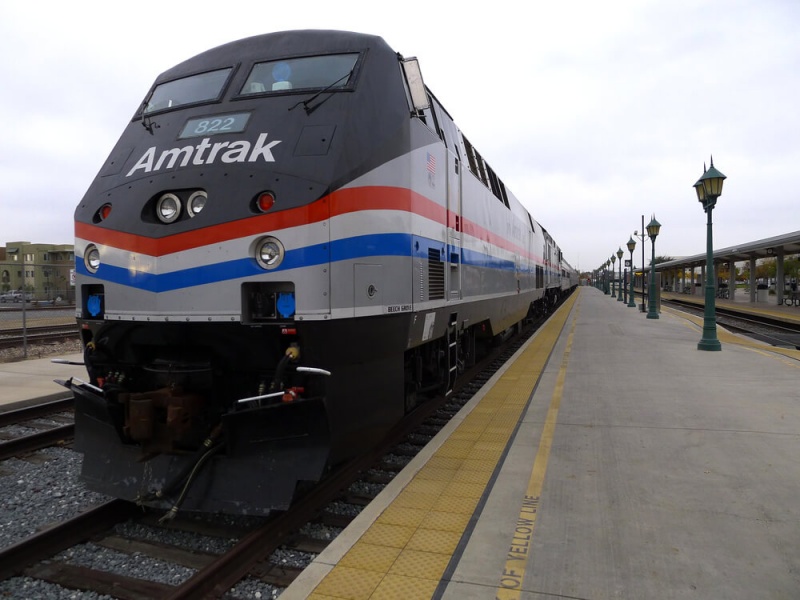 File:AmtrakTrain.jpg